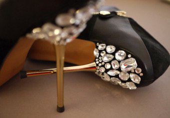 Hur man klistrar rhinestones på kläder: designern själv