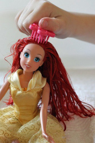 Bagaimana untuk menyikat rambut anak patung