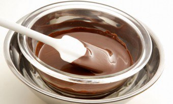 電子レンジ、スチーマー、水浴でチョコレートを溶かす方法