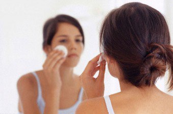 Come sbarazzarsi dell'acne sul viso con l'aiuto di un solarium?