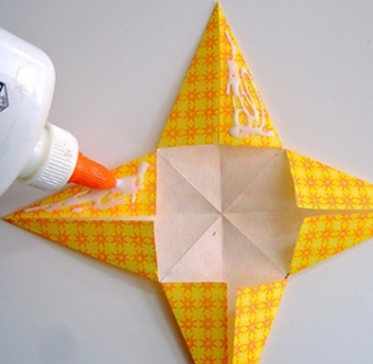 Bagaimana untuk membuat bintang tiga dimensi dari kertas?