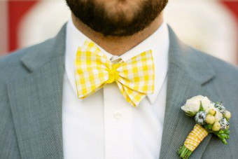 Hvordan lage en mannlig sommerfugl eller et slips laget av klut eller et satengbånd?