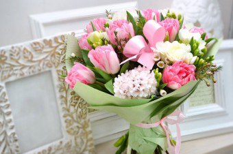 Kaip išlaikyti malonius prisiminimus: išmokti rūpintis rožių puokštėmis
