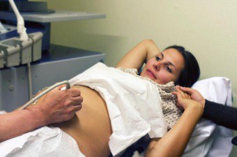 Hvordan stimulere fødsel på sykehuset og hvordan å gjøre det selv?