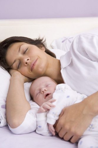 Cum să puneți bebelușii în pat: sfaturi utile ale mamelor experimentate