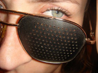 Hoe het zicht te verbeteren met een bril met gaten