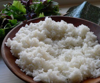 경험있는 초밥에서 조리법 - 롤에 대한 쌀을 요리하는 방법