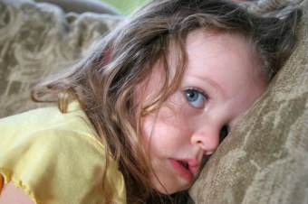 Bagaimana untuk menyembuhkan rasa takut pada kanak-kanak: gejala dan kaedah rawatan