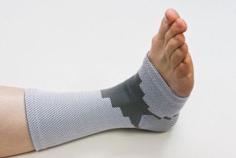 Ako vyliečiť preťahovanie väzov nohy?