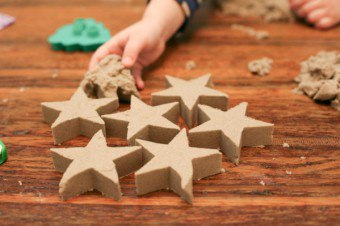 Bir çocuğa nasıl ilgi duyulur: onunla kumdan yapılmış el sanatları yaratırız