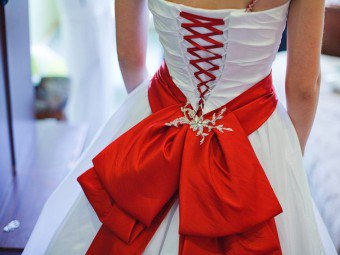 Hur man binder en båge på en klänning eller tredimensionell flätor?