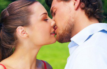 ما هي أنواع القبلات وماذا تعني؟