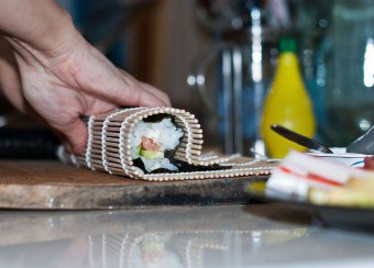 Apa jenis topping untuk sushi yang boleh digunakan, serta bagaimana untuk mempersiapkan mereka?