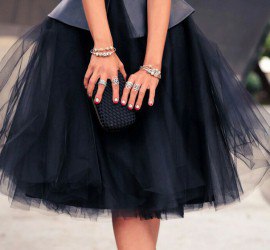 Wat zou een manicure moeten zijn onder een zwarte jurk?