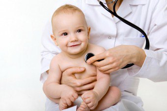 Rode vlekken op de wangen van het kind: de belangrijkste oorzaken van het uiterlijk en de preventiemethoden
