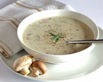 Sup krim dengan keju dan cendawan adalah keajaiban masakan di dapur anda!