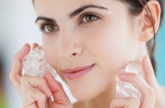 Cubi di ghiaccio per sfregare la pelle del viso: benefici, regole d'uso, controindicazioni