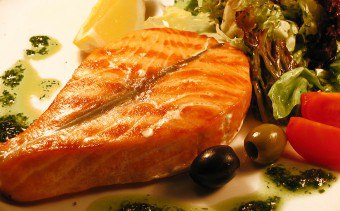 تحفة طهوية في مطبخك: تعلم كيفية إعداد الميداليات من سمك السلمون