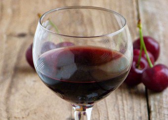 Makkelijk drankje voor dames: leer hoe je van compote wijn maakt