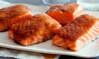 Salmon goreng dalam kuali - hidangan yang cair di dalam mulut