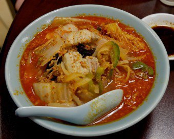 한국인과 일본인이 좋아하는 국수라면이 있습니다. 부엌에서 요리하는 법 배우기