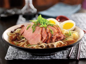 한국인과 일본인이 좋아하는 국수라면이 있습니다. 부엌에서 요리하는 법 배우기