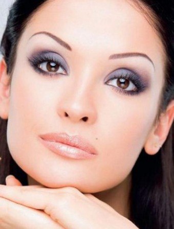Makeup för bulging ögon som ett sätt att göra dem mindre uttrycksfulla