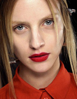 Matte lip gloss: kosmetik dengan kesan berterusan