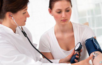 Flickrande hjärtarytmi: symptom och behandling av sjukdomen