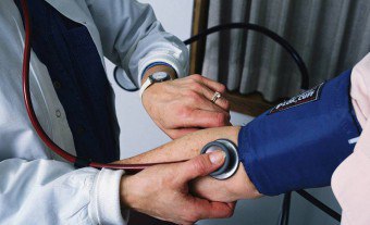 Flickrande hjärtarytmi: symptom och behandling av sjukdomen