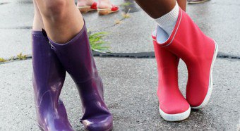 Pot lipi cizme de cauciuc: recomandări practice