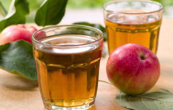하나의 유리에서 탁월한 맛과 혜택 : 우리는 사과 주스를 요리하는 법을 배웁니다.