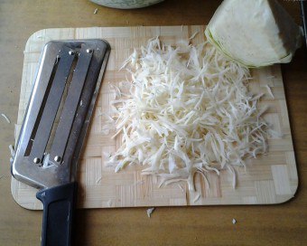 Parçalanmış lahana için bıçak: Kış için iş parçalarını hızlı ve kolay bir şekilde hazırlıyoruz