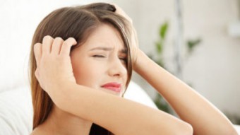 Apa yang boleh menyebabkan rasa sakit di bahagian atas kepala?
