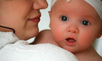 아기 배설물의 시큼한 냄새가 뚜렷한 것은 무엇입니까?