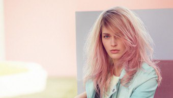 Coloração de cabelo na cor rosa