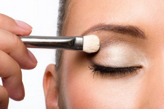 Características de maquiagem para pálpebras omitidas: como remover a tristeza do olhar