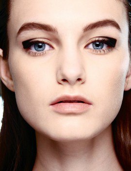 Vlastnosti makeup pre vynechané očné viečka: ako odstrániť tmavo od vzhľadu