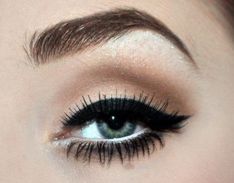 Vlastnosti makeup pre vynechané očné viečka: ako odstrániť tmavo od vzhľadu