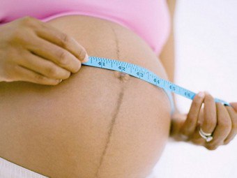 Varför ser remsan på buken upp under graviditeten?