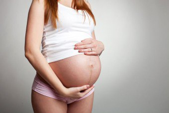 لماذا يظهر الشريط على البطن أثناء الحمل؟