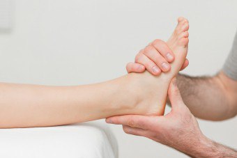 การแตกหักของกระดูกเชิงมุมของเท้า: การรักษาแบบอนุรักษ์นิยมและการผ่าตัด