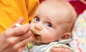Het eerste lokaas voor een baby over kunstmatige voeding