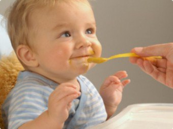 Het eerste lokaas voor een baby over kunstmatige voeding
