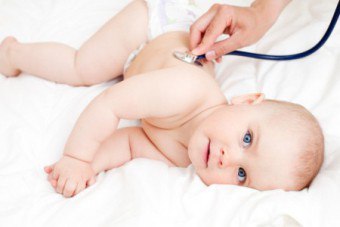 新生児の肺炎：原因、症状、治療