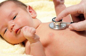 الالتهاب الرئوي في الأطفال حديثي الولادة: الأسباب والأعراض والعلاج
