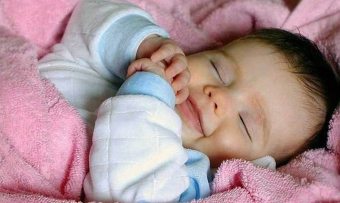 Kodėl kūdikiai blogai miega ir maudosi?
