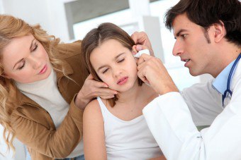Зашто се појављује гомила иза дететовог уха?