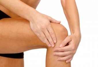 なぜ膝関節に液体が現れるのですか？それを取り除く方法は？