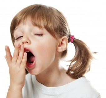 Prečo dieťa často vzdychne a zívne: poradca pediatra